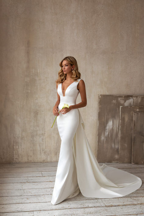 V-Neck Sleeveless Tail Bridal Gown